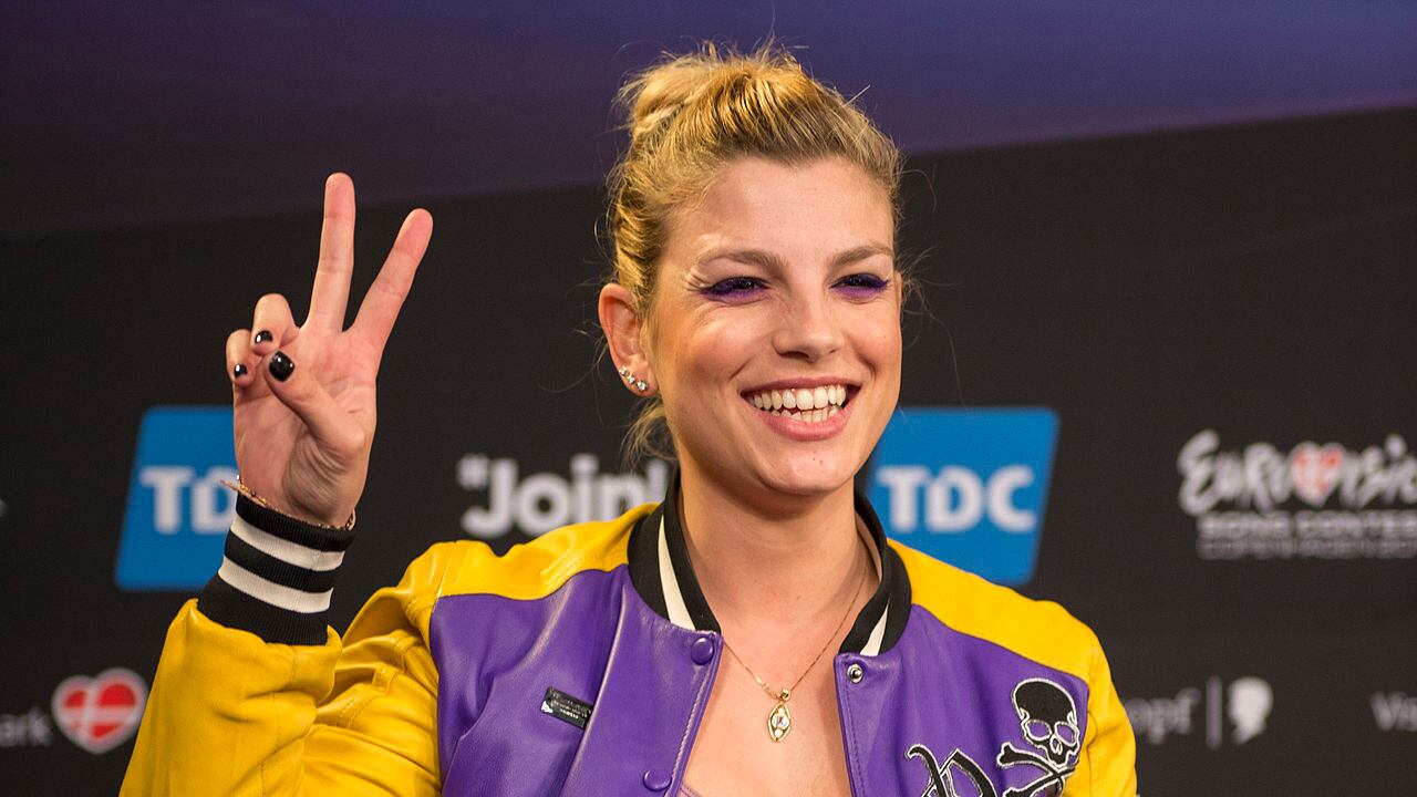 Bibbiano, tempesta social su Emma Marrone: "Ipocrita, il gommone ti aspetta"