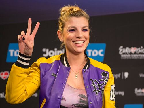 Bibbiano, tempesta social su Emma Marrone: "Ipocrita, il gommone ti aspetta"
