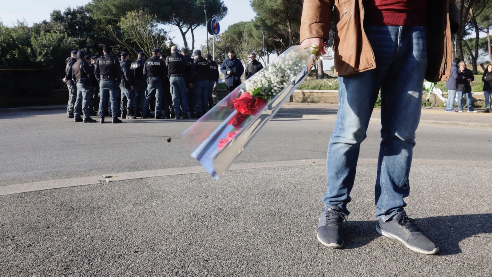 “Che Sandro e Sara illuminino sempre il nostro cammino”. La replica degli anarchici ai fermi di polizia