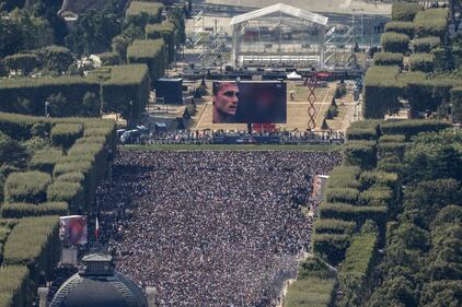 Francia campione del Mondo: tifosi in delirio sotto la Tour Eiffel 14