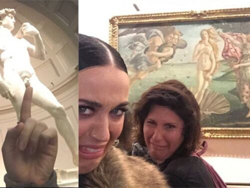 Smorfie, volgarità e sfottò: così Katy Perry "insulta" la grande bellezza fiorentina