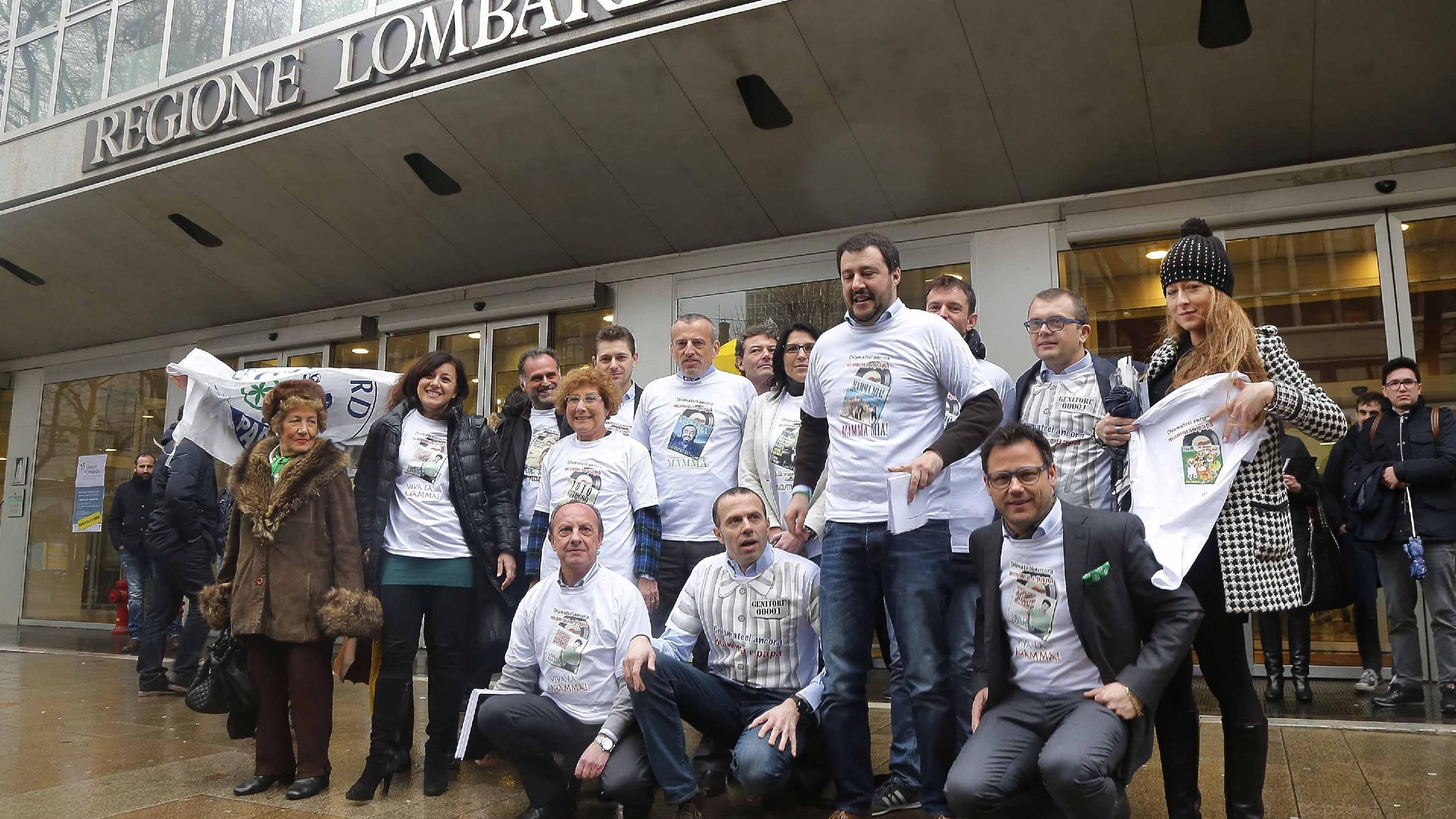 Protesta in piazza per riavere nei moduli il «padre» e la «madre»