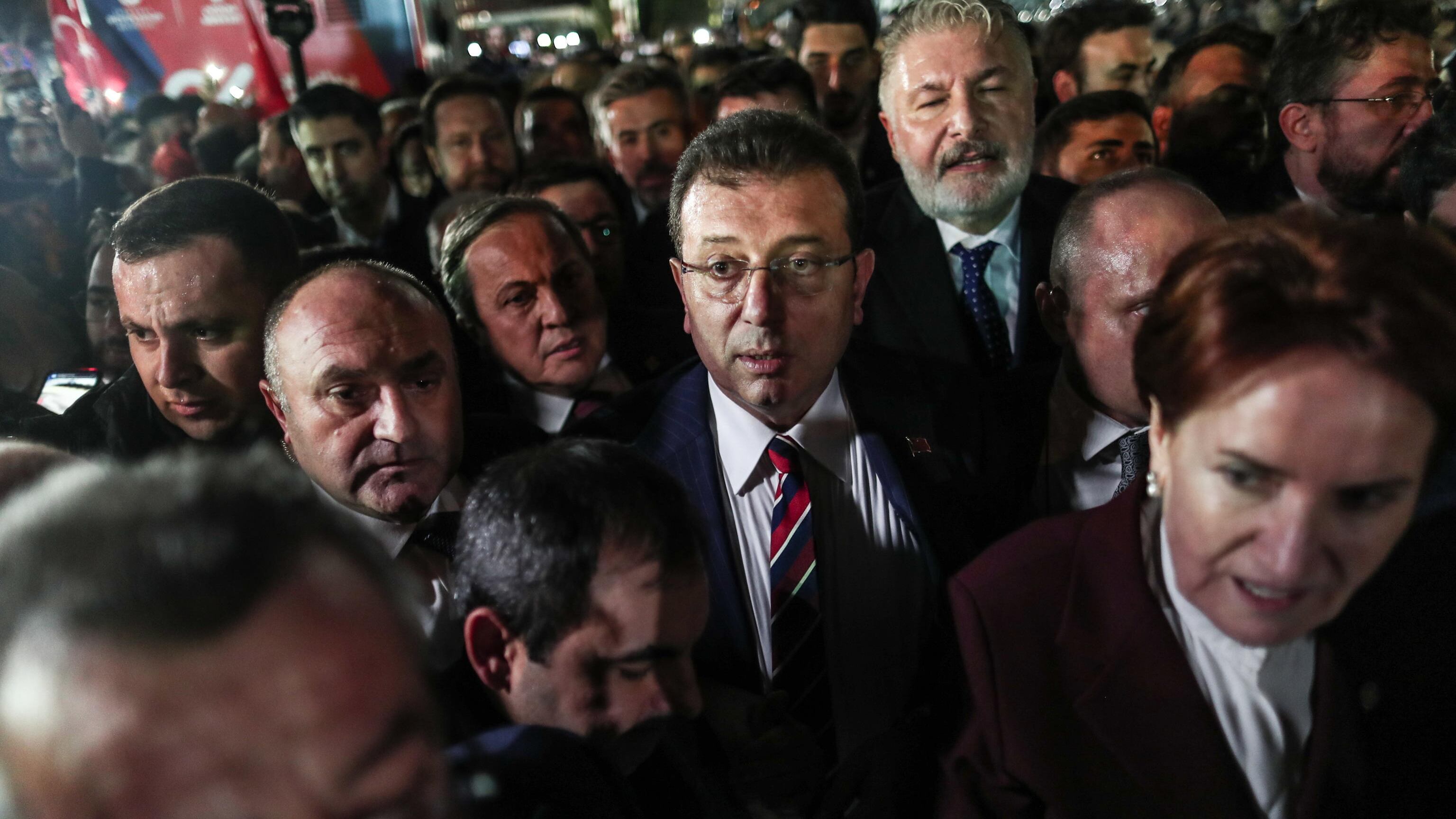 Bandito il sindaco anti-Erdogan. A Istanbul migliaia nelle piazze