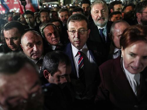 Bandito il sindaco anti-Erdogan. A Istanbul migliaia nelle piazze