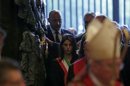 La prima volta con la fascia di Virginia Raggi 7