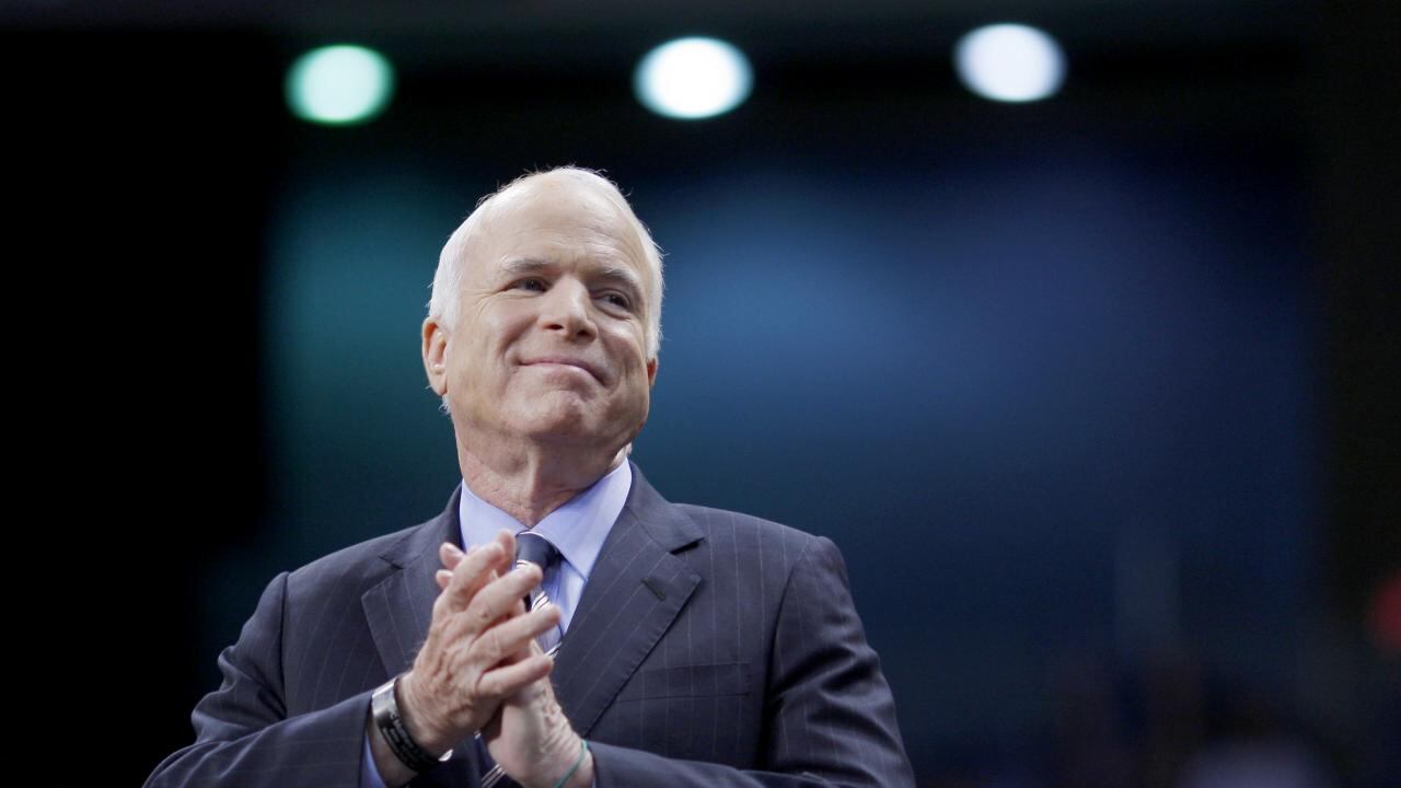 Addio a John McCain il "maverick" di destra che detestava Trump