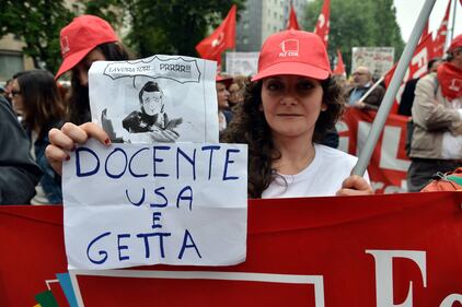 La "buona scuola" in piazza contro la riforma:  "Renzi puffarolo" 9