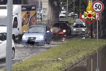 Vigili del fuoco impegnati nella notte per le forti piogge su Milano 5