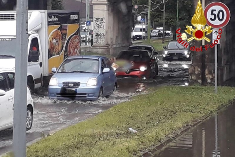 Vigili del fuoco impegnati nella notte per le forti piogge su Milano 5