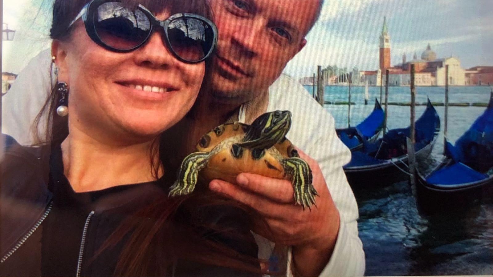 Uccide la moglie, poi si ammazza e scrive "scusa" col sangue