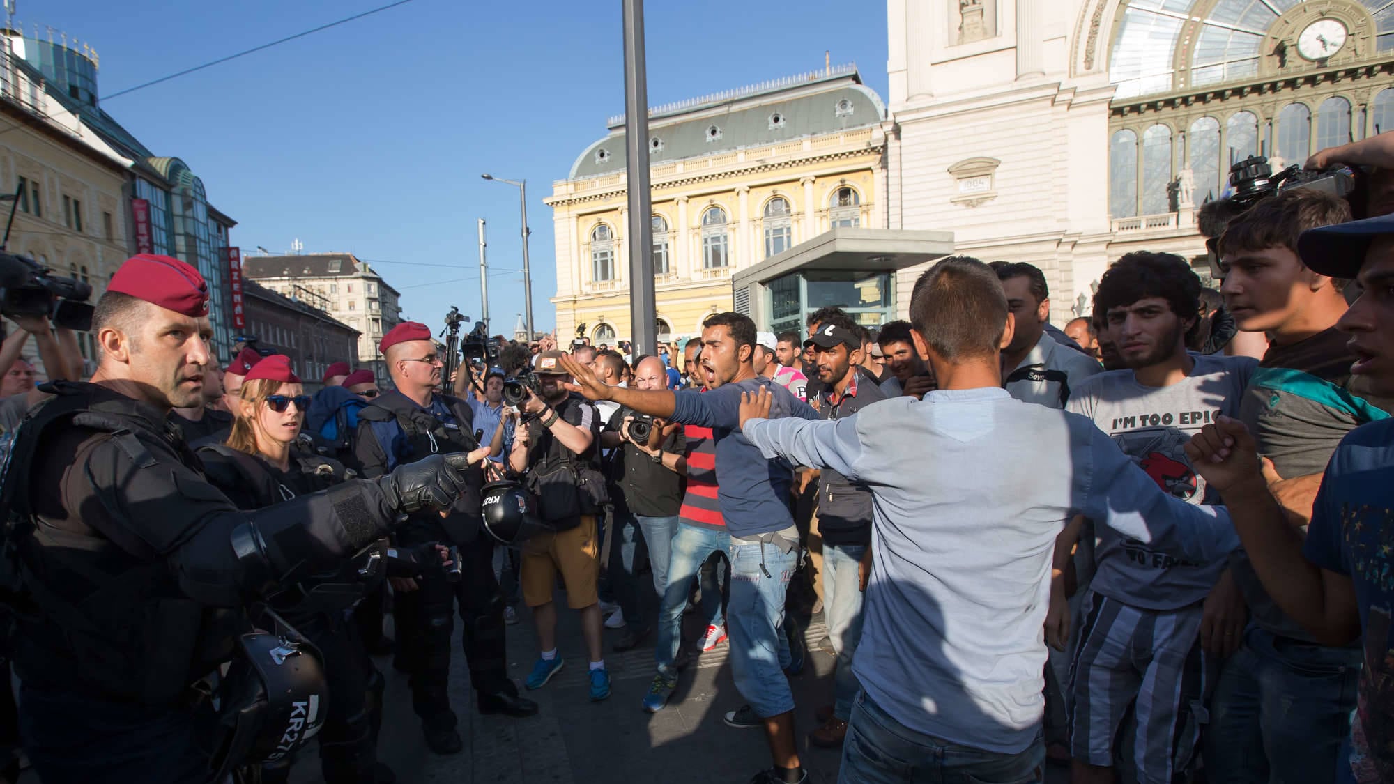 Ancora tensione a Budapest: la polizia riapre la stazione, i migranti assaltano un treno