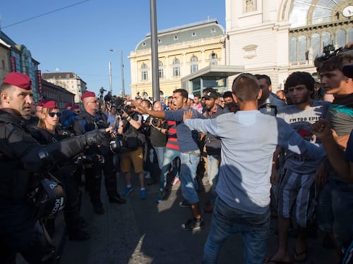 Ancora tensione a Budapest: la polizia riapre la stazione, i migranti assaltano un treno