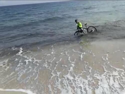 Otranto, ciclista si tuffa in mare per evitare la multa