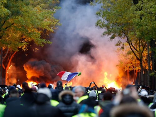 Torna la rabbia dei gilet gialli. Parigi e Macron sono sotto assedio