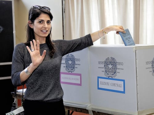 Virginia Raggi prima a Roma: "È un momento storico, i romani hanno deciso di cambiare"