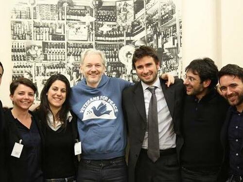 Di Battista si schiera con Assange: "Il governo non sia scendiletto degli Usa"