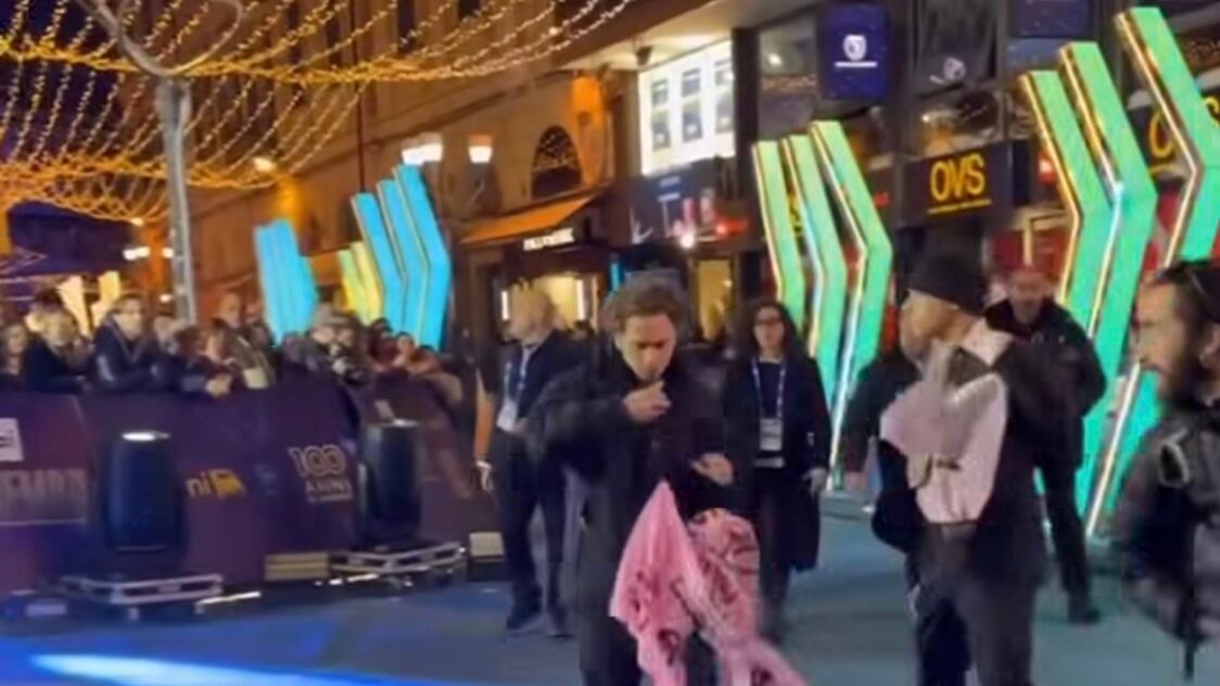 Sanremo, attivisti di Extinction Rebellion irrompono sul blu carpet: “Emergenza sociale”