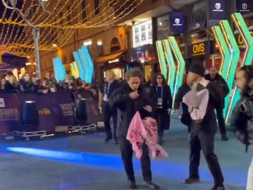 Sanremo, attivisti di Extinction Rebellion irrompono sul blu carpet: “Emergenza sociale”