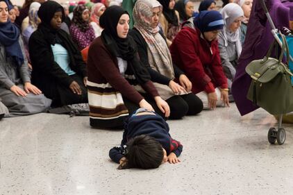 Musulmani pregano all'aeroporto di Dallas per protestare contro Trump 3