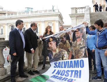 Marò tolti dal Campidoglio: scatta la protesta contro Marino 8