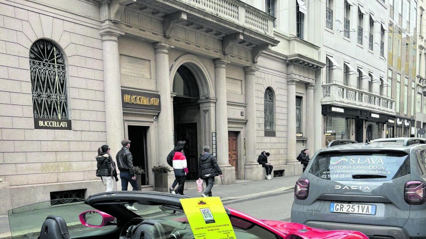 Tour da vip in Ferrari con spot e partenza dalla Ztl Quadrilatero