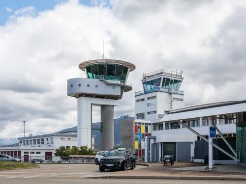 Controllore di volo si addormenta: aereo bloccato sopra la Corsica per un'ora