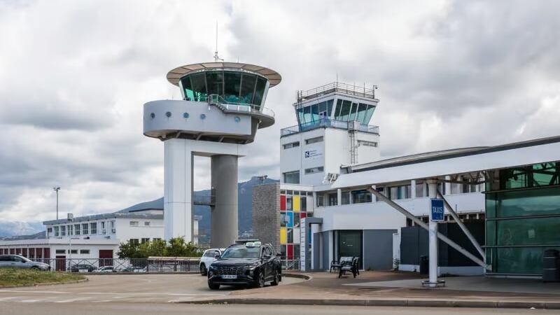 Controllore di volo si addormenta: aereo bloccato sopra la Corsica per un'ora