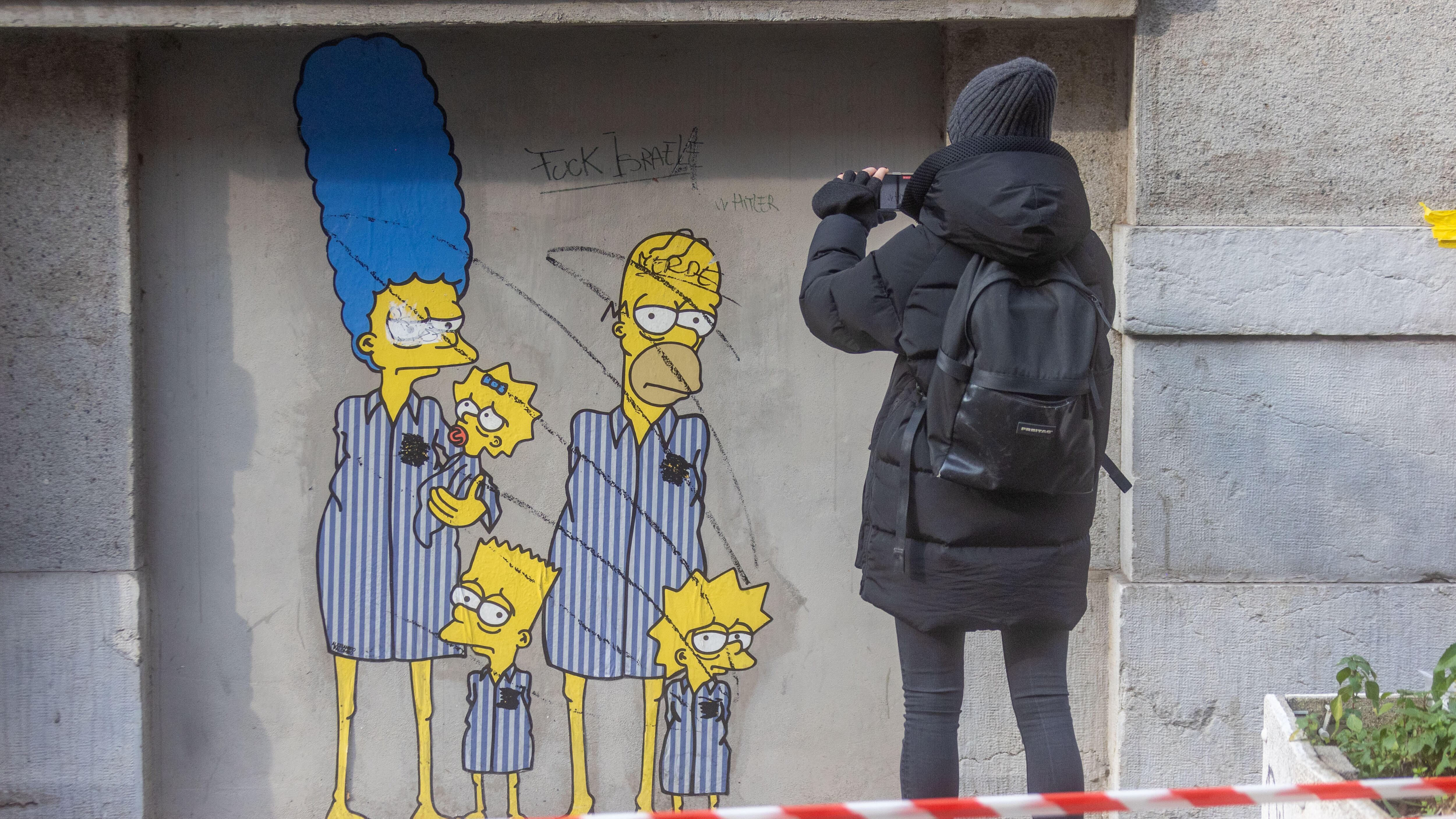 “W Hitler”. Dallo sfregio al murale del ricordo all’assalto in fiera: dilaga l’odio alla vigilia del 27 gennaio
