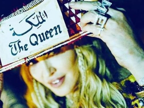60 anni e non sentirli: Madonna festeggia come una regina berbera a Marrakesh