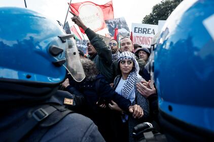 Tensioni in piazza tra Brigata ebraica e manifestanti pro-Palestina 2