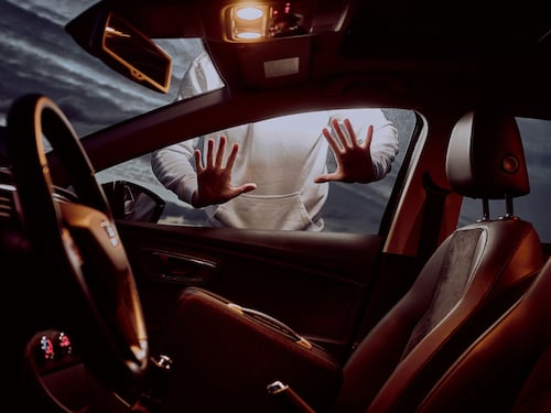 Come funziona la tecnica del “topo morto”, l’ultimo stratagemma dei ladri per rubarti l’auto