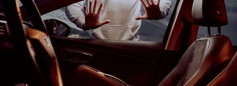 Come funziona la tecnica del “topo morto”, l’ultimo stratagemma dei ladri per rubarti l’auto