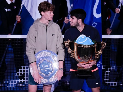 Alcaraz vince lo show contro Sinner. Ma al tennis serve sorridere di più