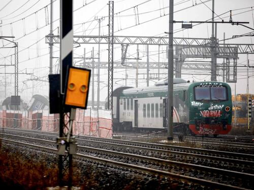 Brescia, coppia investita e uccisa da un treno: ipotesi suicidio