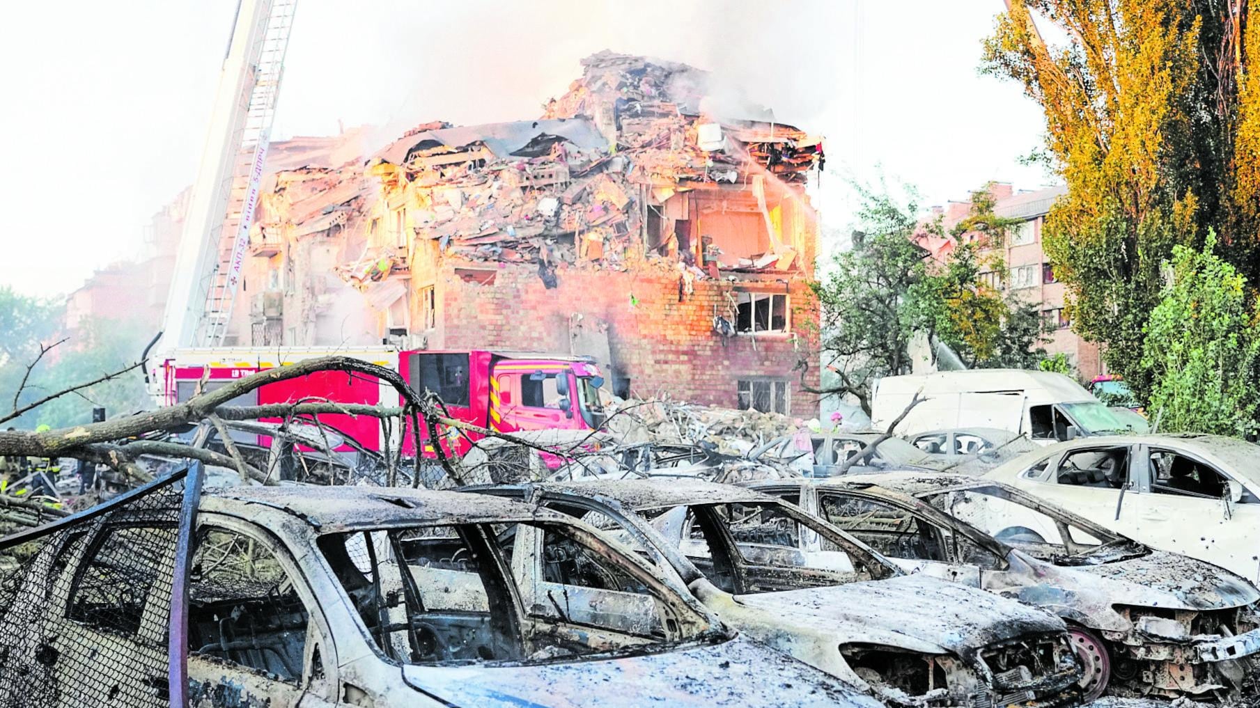 Le bombe di Mosca sui colloqui. Strage a Kiev, colpiti gli uffici Ue