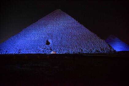 Le Piramidi si colorano di blu contro l'autismo 3