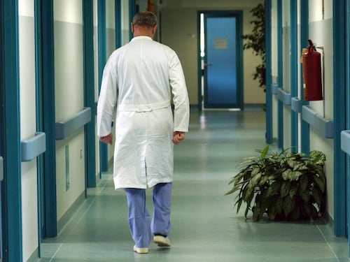 "Visitatemi per primo". E lo straniero sfascia il pronto soccorso