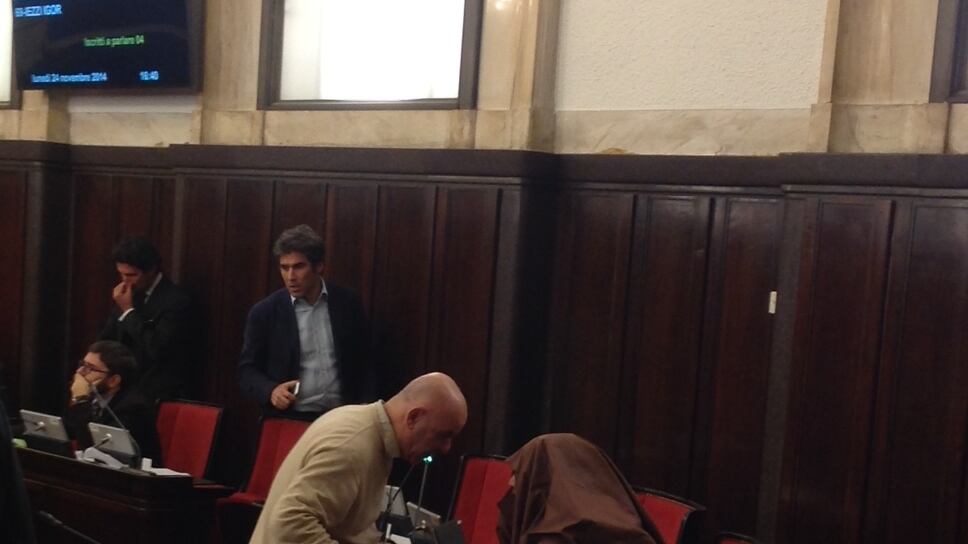 Contro le moschee a Milano leghista in Aula con il burqa: "Siamo pronti alle crociate"