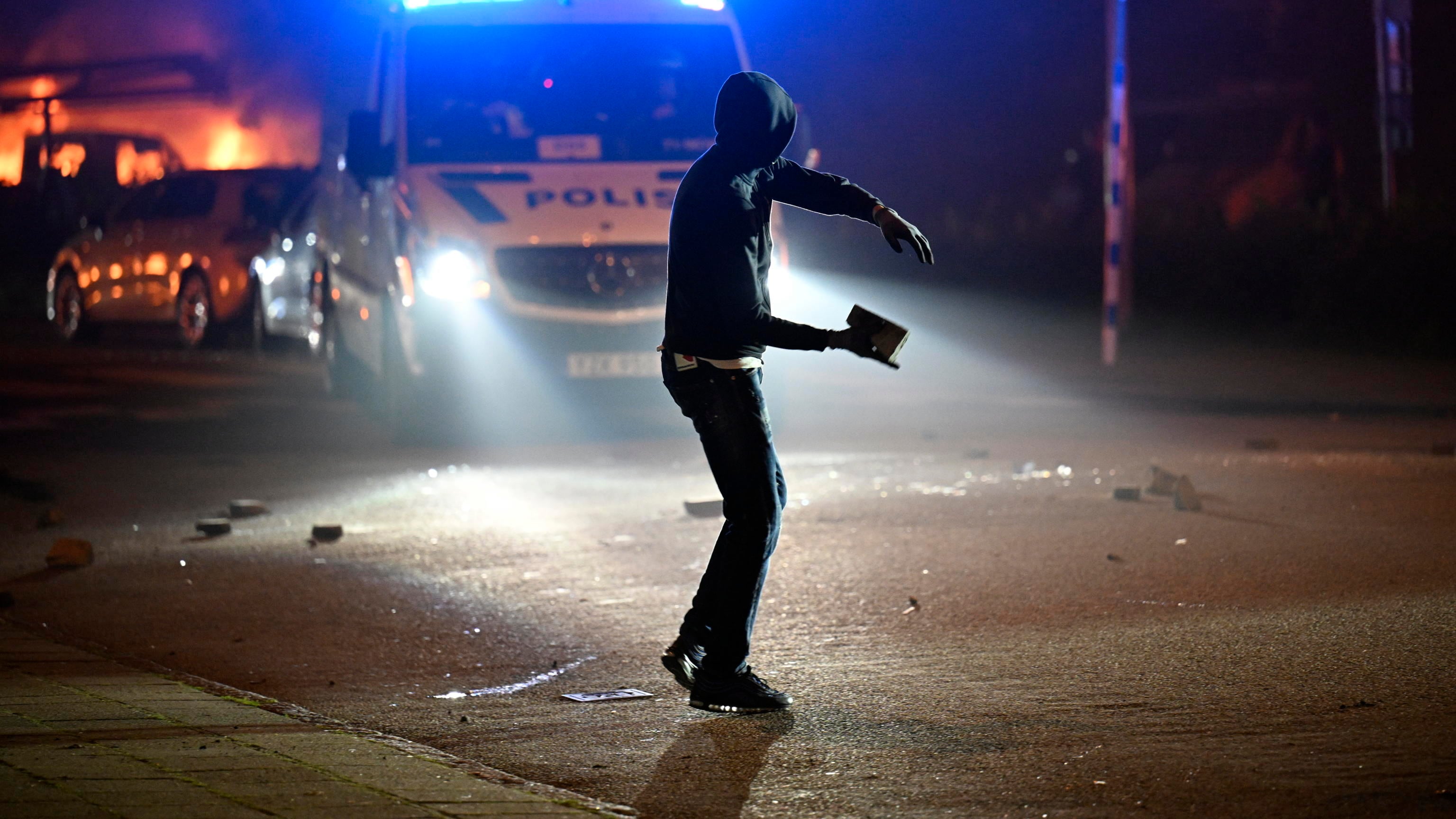 Sparatorie e attentati esplosivi: le narco gang islamiche "assediano" la Svezia