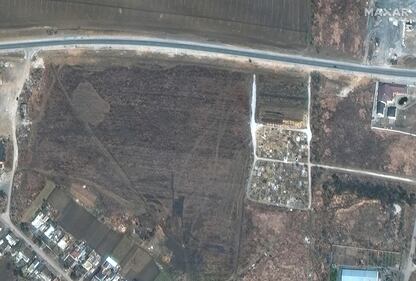 Le immagini satellitari delle fosse comuni di Mariupol 4