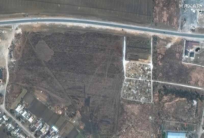 Le immagini satellitari delle fosse comuni di Mariupol  4