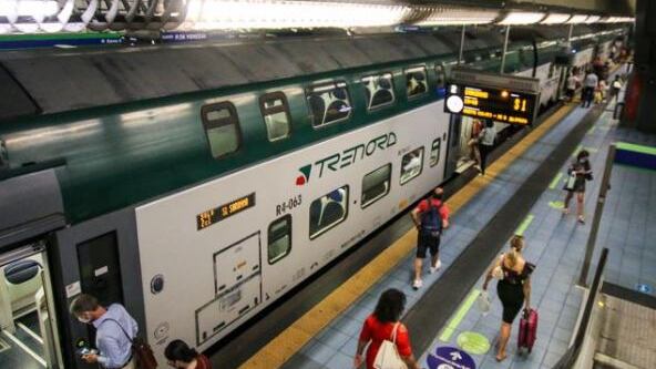 Capotreno fuori servizio preso a bottigliate per vendetta