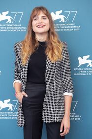 Sul red carpet di Venezia tra scolli vertiginosi e mise monacali 12