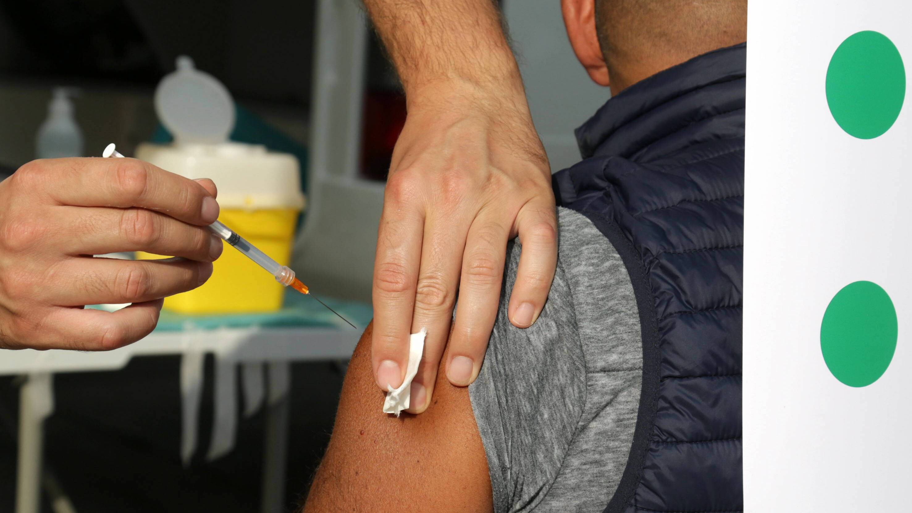 La bomba dei medici No Vax. Almeno mille lavorano ancora