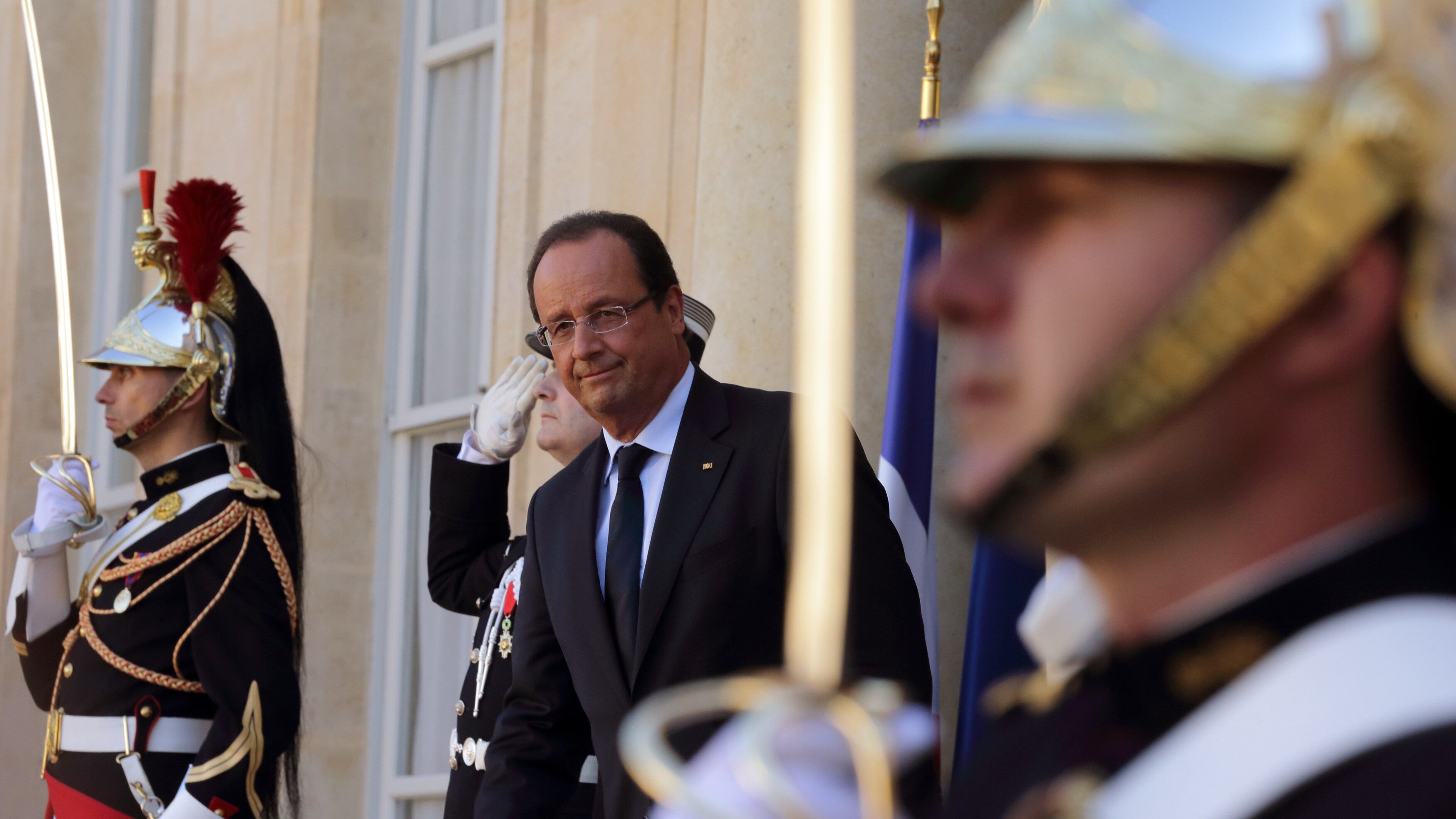 Hollande: "Leonarda può tornare. Ma da sola". La ragazzina: "Non abbandono la mia famiglia"