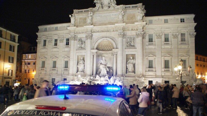 Si arrampica sulla Fontana di Trevi per imitare un film: multato