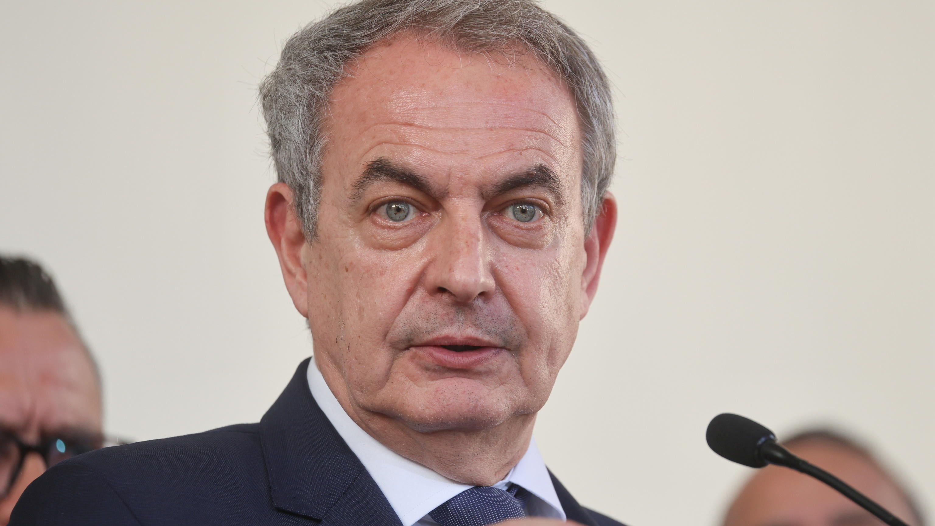 Zapatero, indagate anche le figlie: il caso Plus Ultra travolge la famiglia e la sinistra spagnola