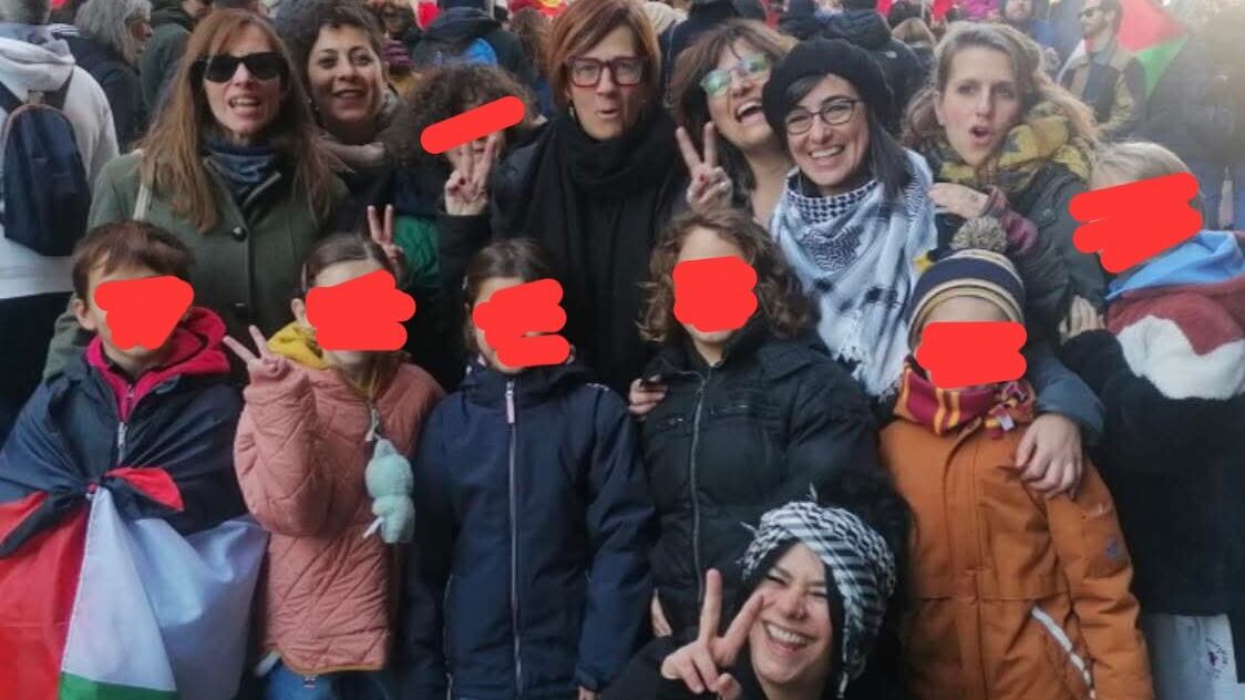"Novelli pro Pal infanti", Chi è la maestra coi bimbi alla manifestazione di Genova