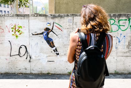 Vandalizzato il murale di Egonu a Roma: ignoti le cancellano la faccia e la dipingono di rosa 7