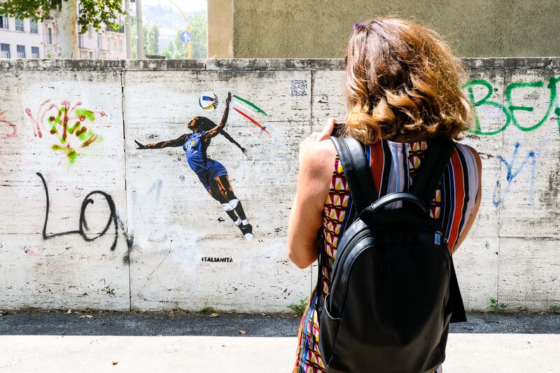 Vandalizzato il murale di Egonu a Roma: ignoti le cancellano la faccia e la dipingono di rosa 7